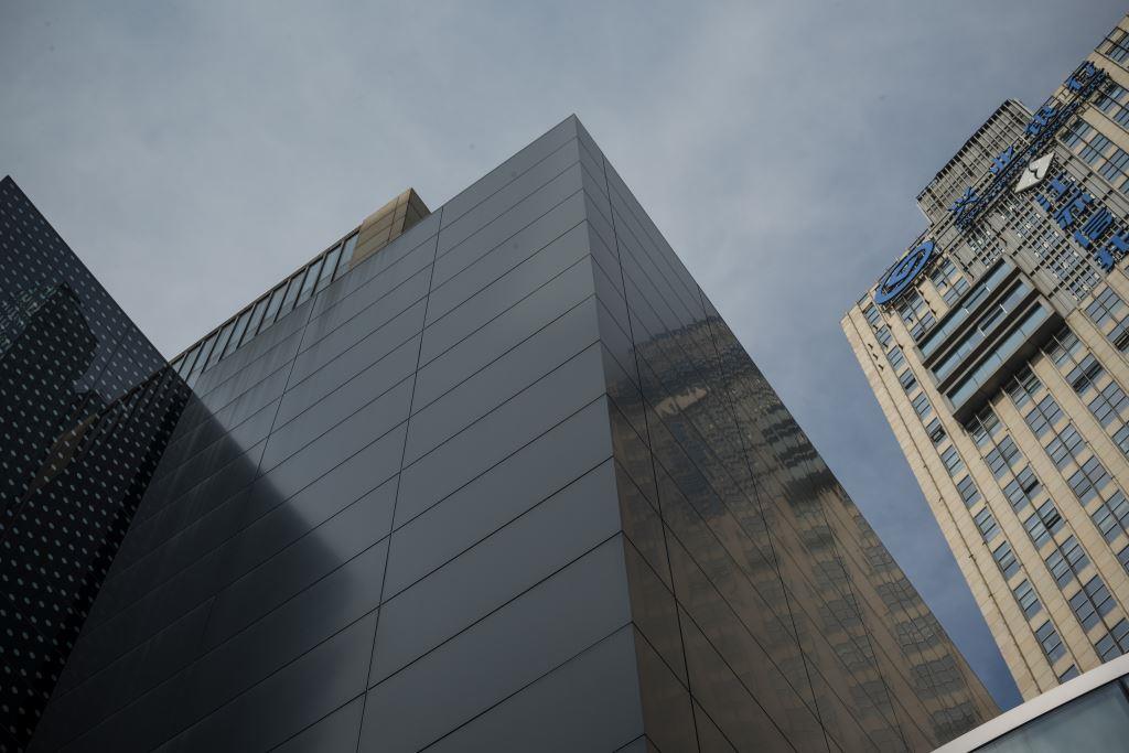  Nanjing Apple Store low angle view 