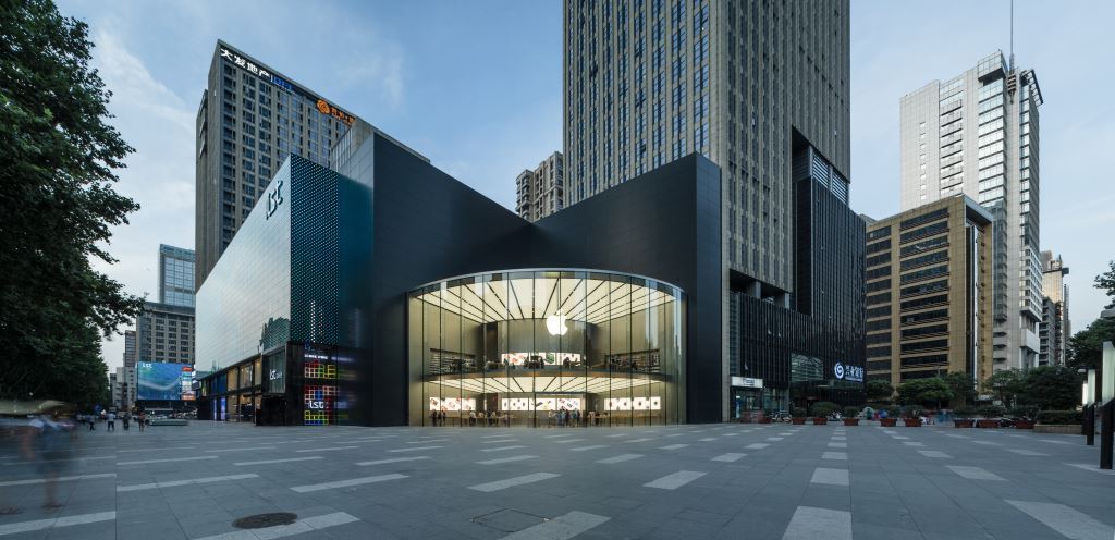  Nanjing Apple Store wide view of store with road 